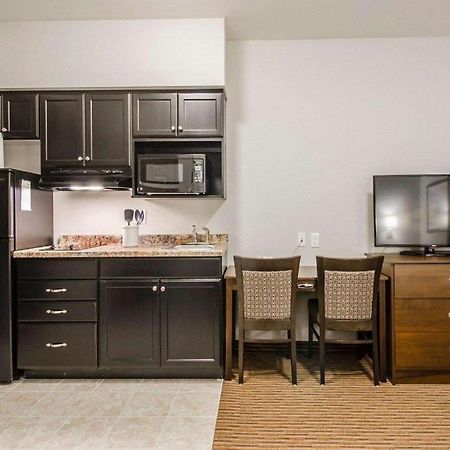 Royal Suites Estevan Extérieur photo