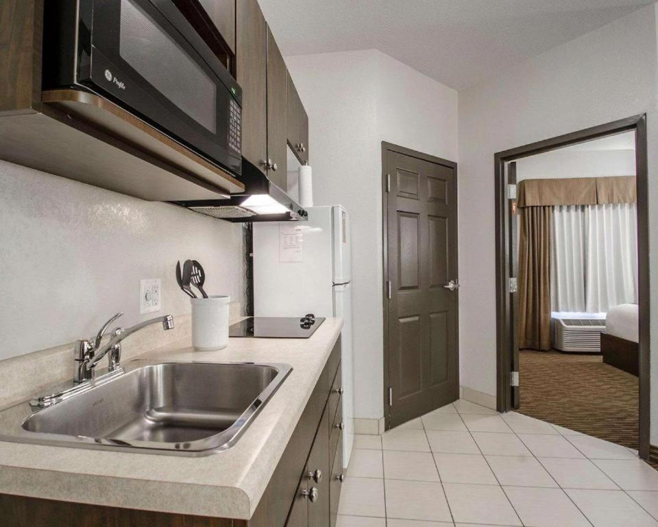 Royal Suites Estevan Extérieur photo