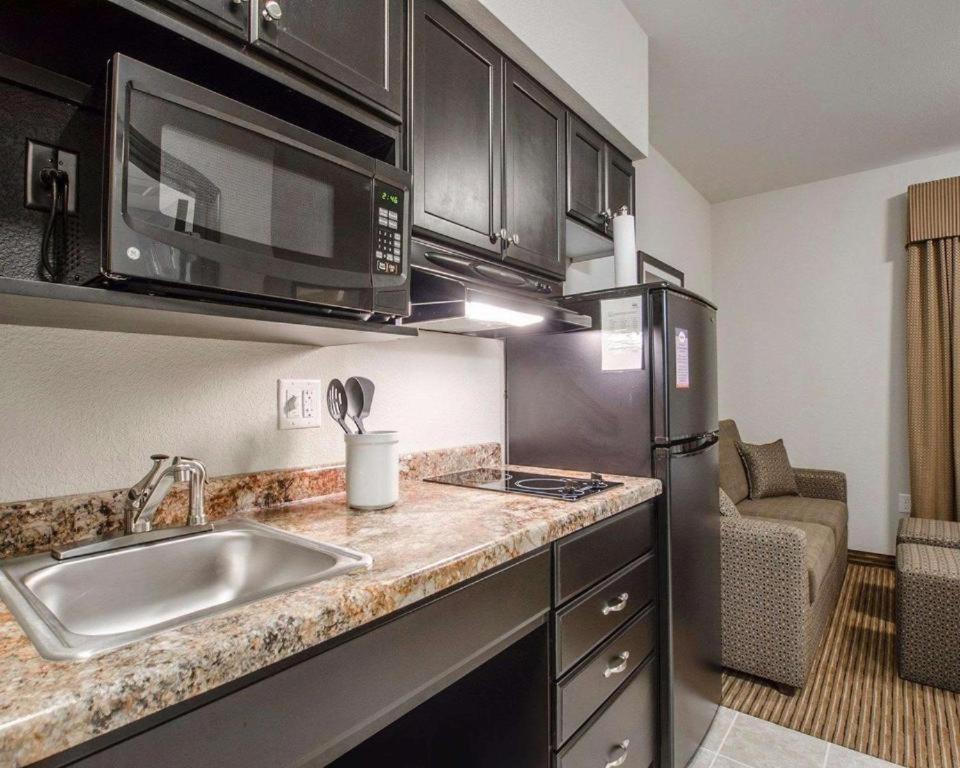 Royal Suites Estevan Extérieur photo